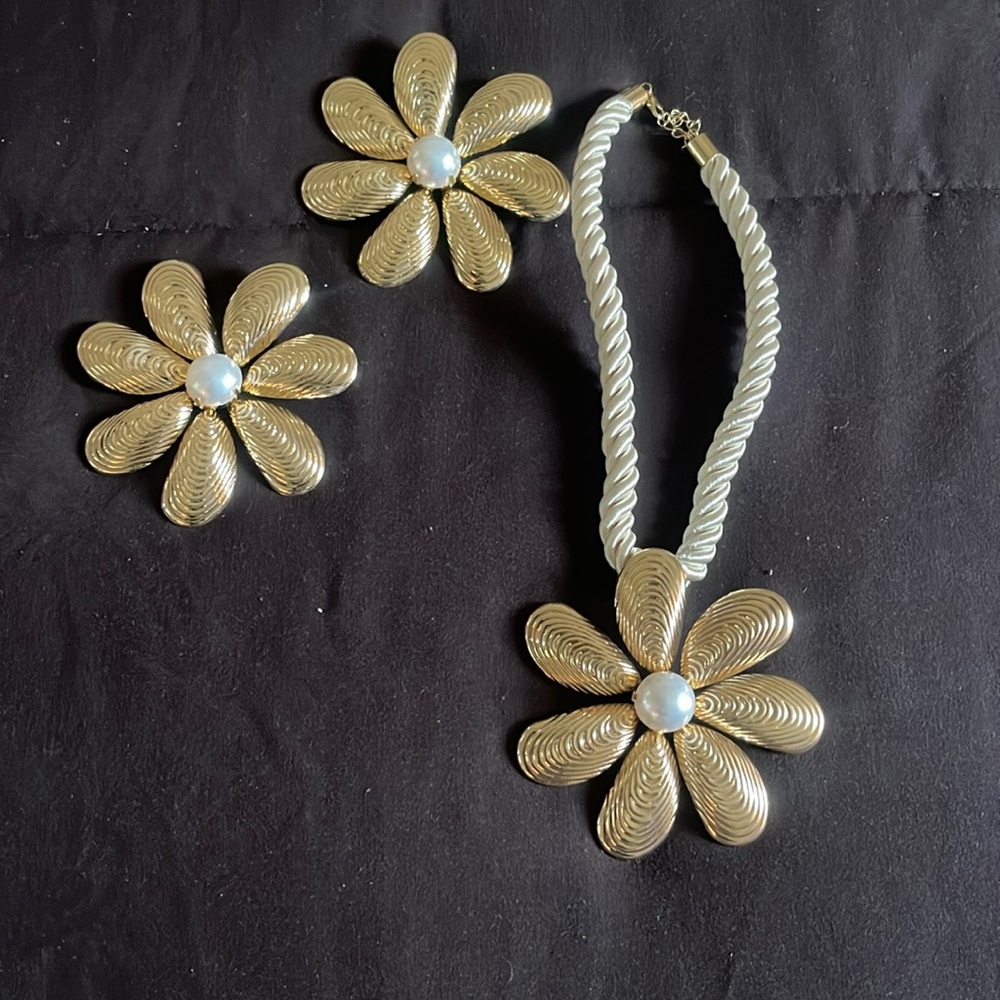 Ivory and gold necklace earring set